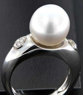 18 KARAT WHITE GOLD PEARL AND DIAMOND RING