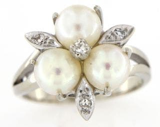 PRE-OWNED 14 KARAT WHITE GOLD 3 PEARL RING